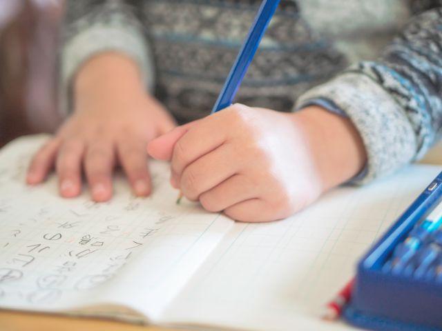 長久手市の長南学童保育所で宿題を進めている子どもの様子